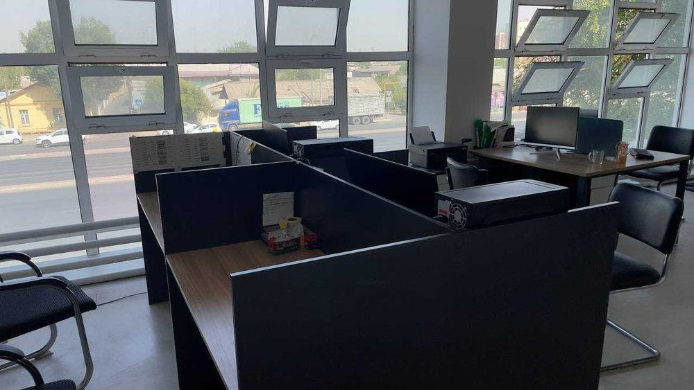 Ofis uchun bo'lmali mebel stol