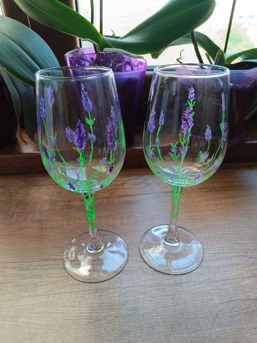 Ръчно рисувани чаши за вино