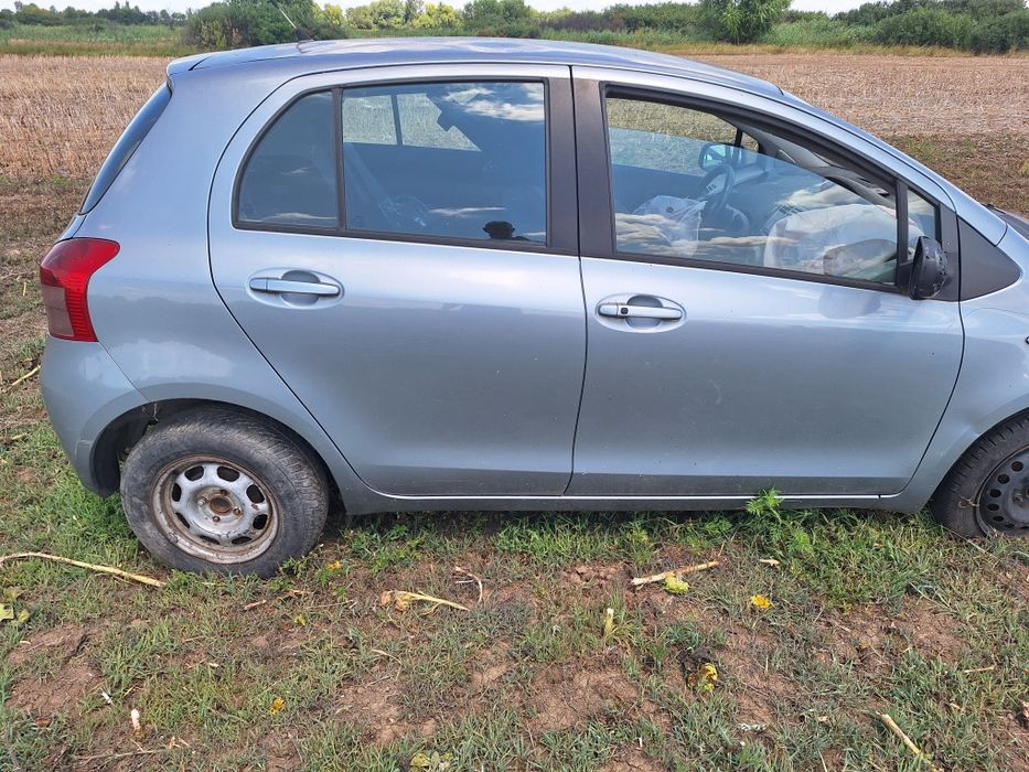 Dezmembrez toyota yaris an 2010