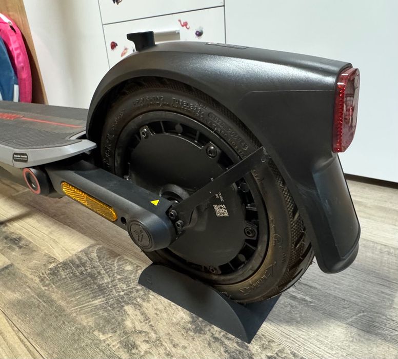 Eлектрическа тротинетка Segway Ninebot E3 Pro 2025