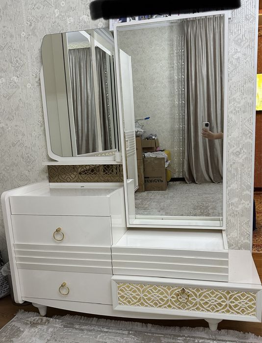 Шкаф и туалетный столик