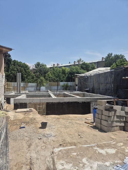 Qozirobod mahalasida 3.85 sotik fundament qlingan er sotiladi.