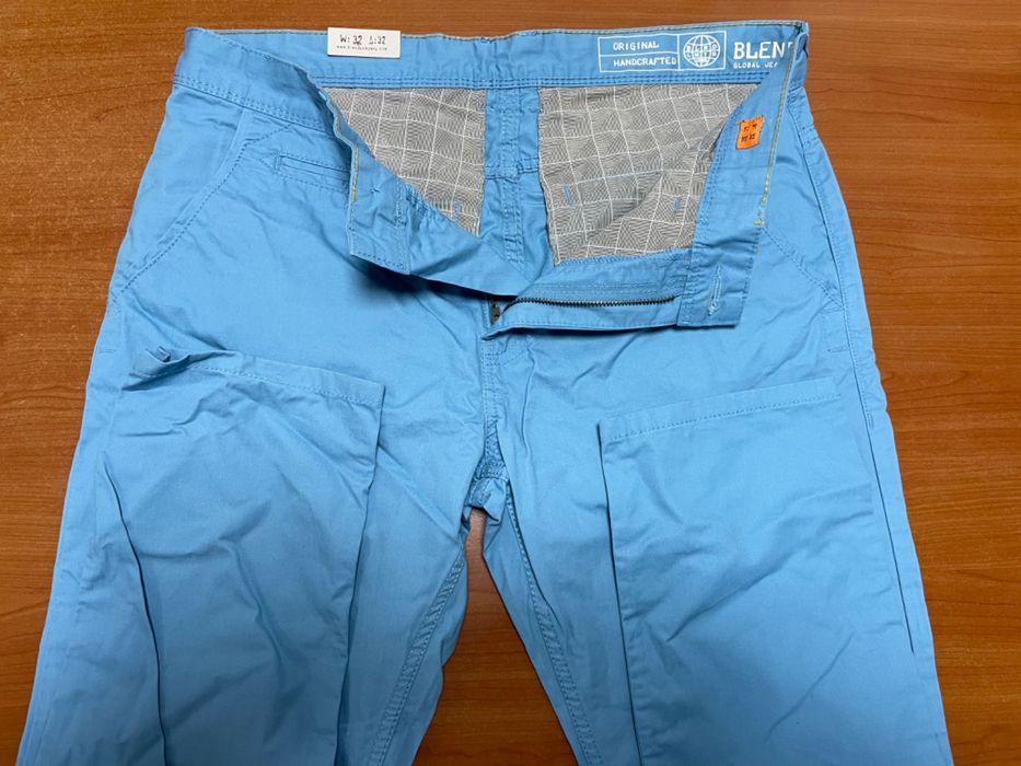 Pantaloni noi, cu eticheta