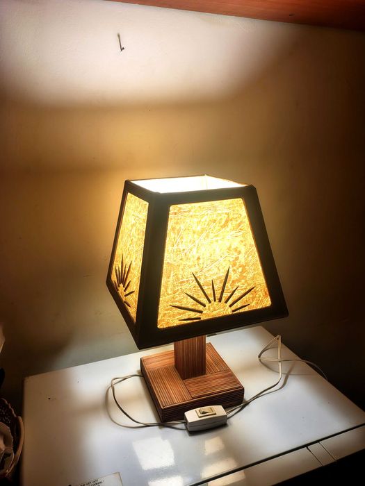 Интересна Стара Дървена Настолна Лампа