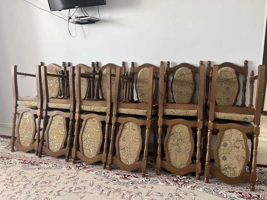 Гостиный стол с12 стульями