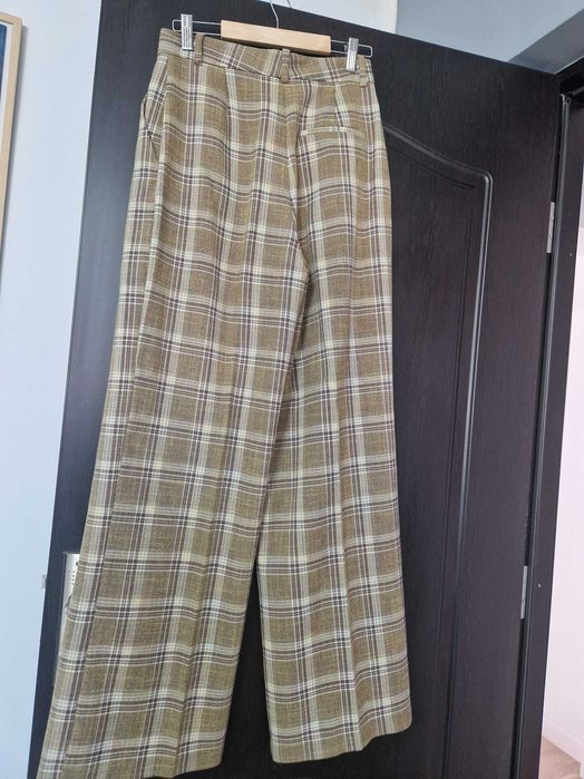 Pantaloni cu pense și carouri