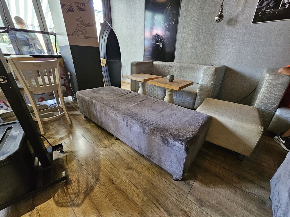 Продават се дивани, пейки и друго оборудване от заведение