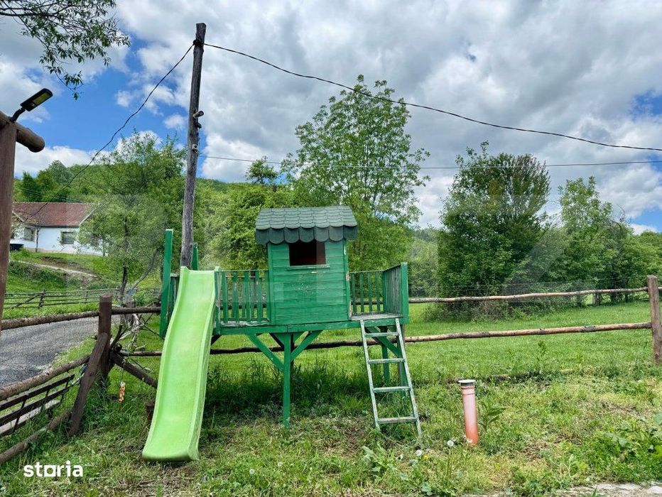 Cabane de vanzare, cu 3 camere, 50 mp, zona Brad