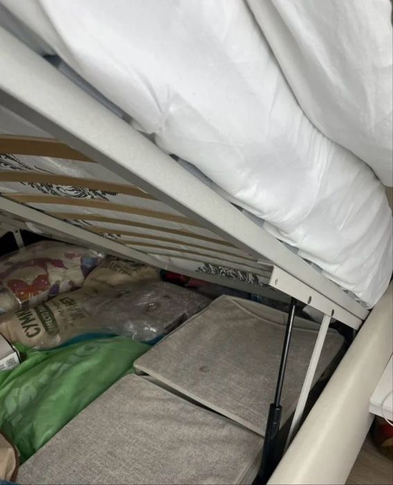 Двуспальная кровать