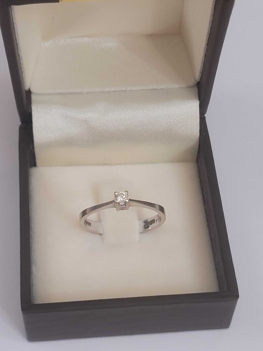 Inel de logodna din aur alb 18k cu diamant taietura Marquis Diamond