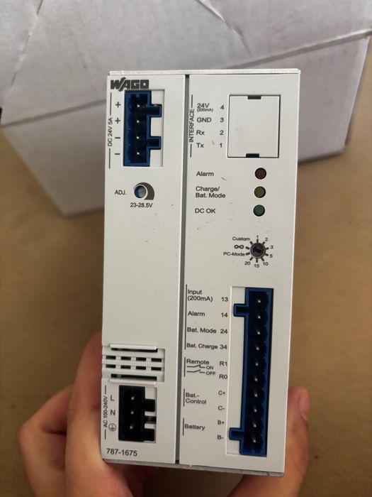 Sursă de alimentare în comutaţie cu încărcător integrat şi controler