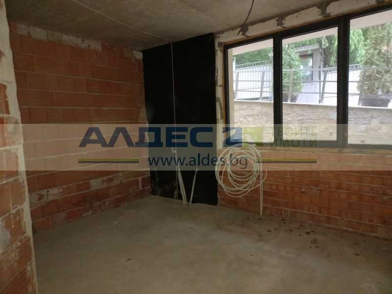 Продава имот, подходящ за преустройство, в луксозна сграда в Бояна!