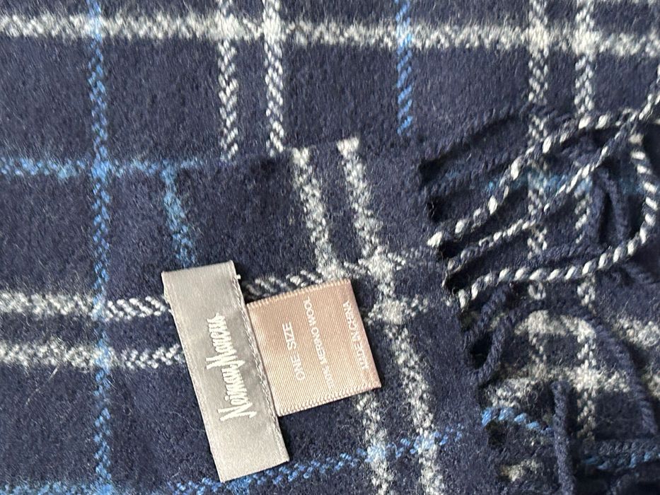 Мек вълнен шал в син цвят с ресни