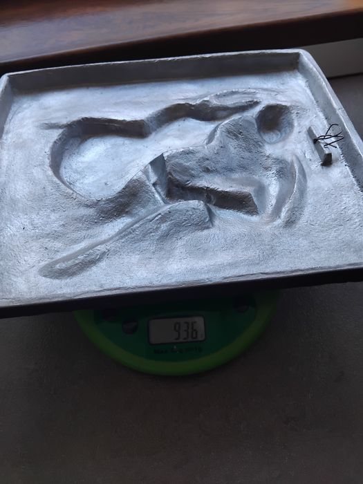 Vând tablouri din aluminiu turnat.