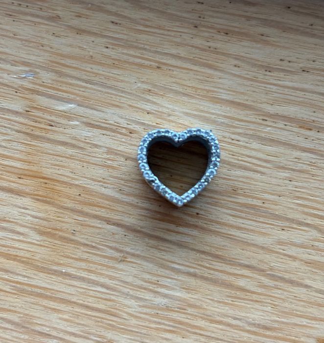 Продавам сребърен талисман за гривна