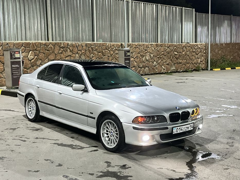 BMW E39 523i.