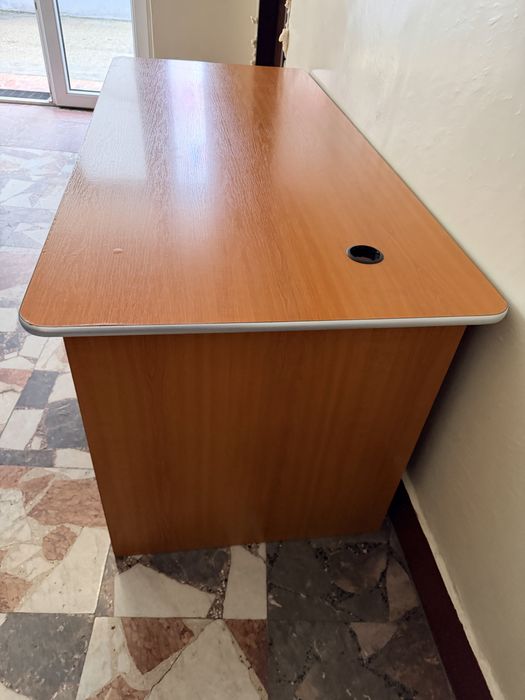 Vand birou in stare buna