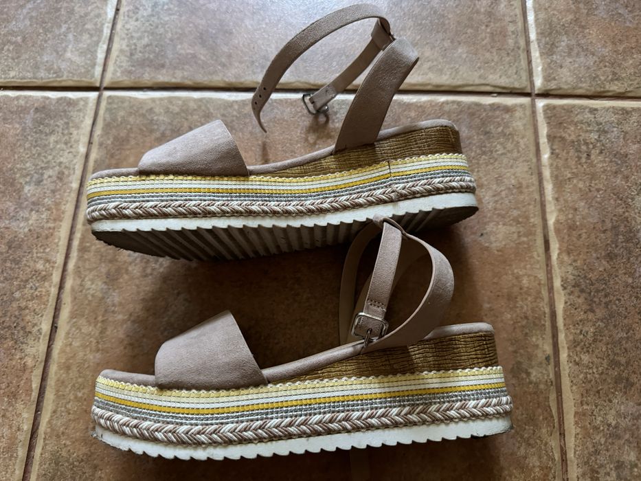 Sandale cu platforma roz pal marime 35