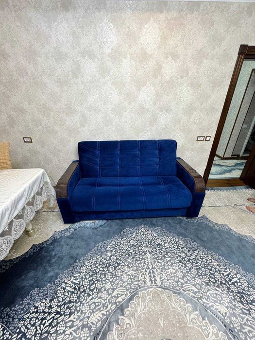 1.5 metr uzunlikdagi divan sotiladi. Holati yangiday
