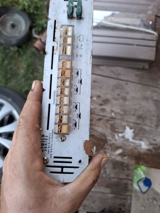 Vind 2 amplificatoare auto preț 300