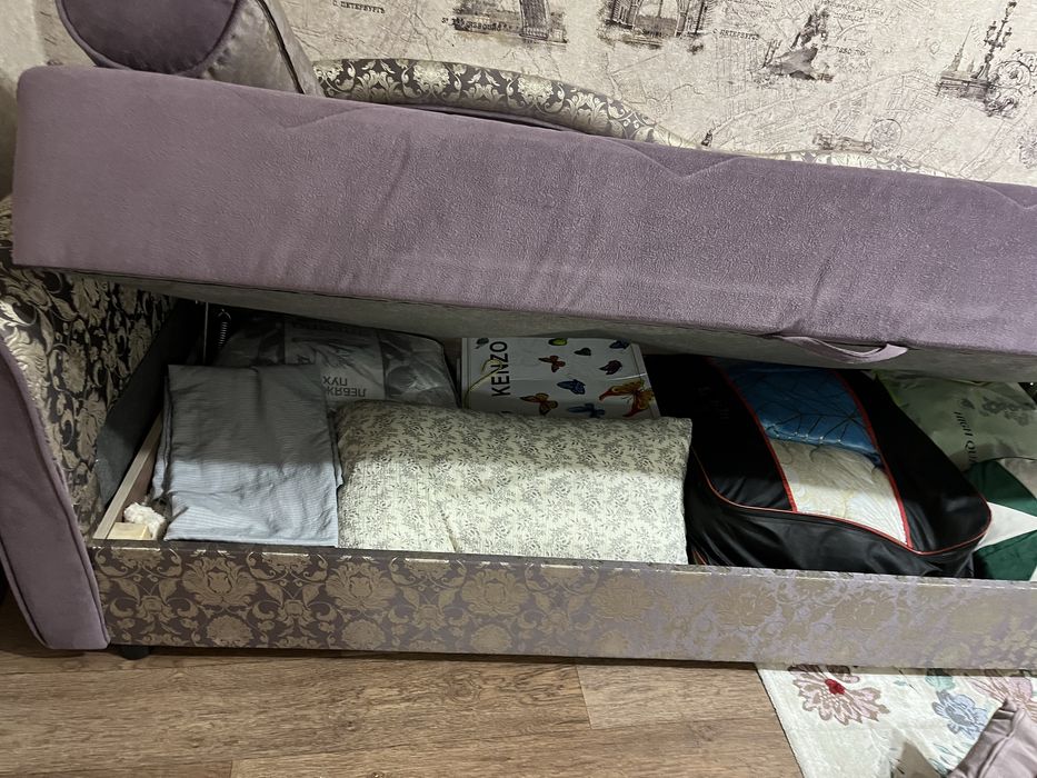 Продам диван для девички