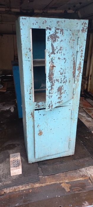 Продам 2 сейфа(железные)