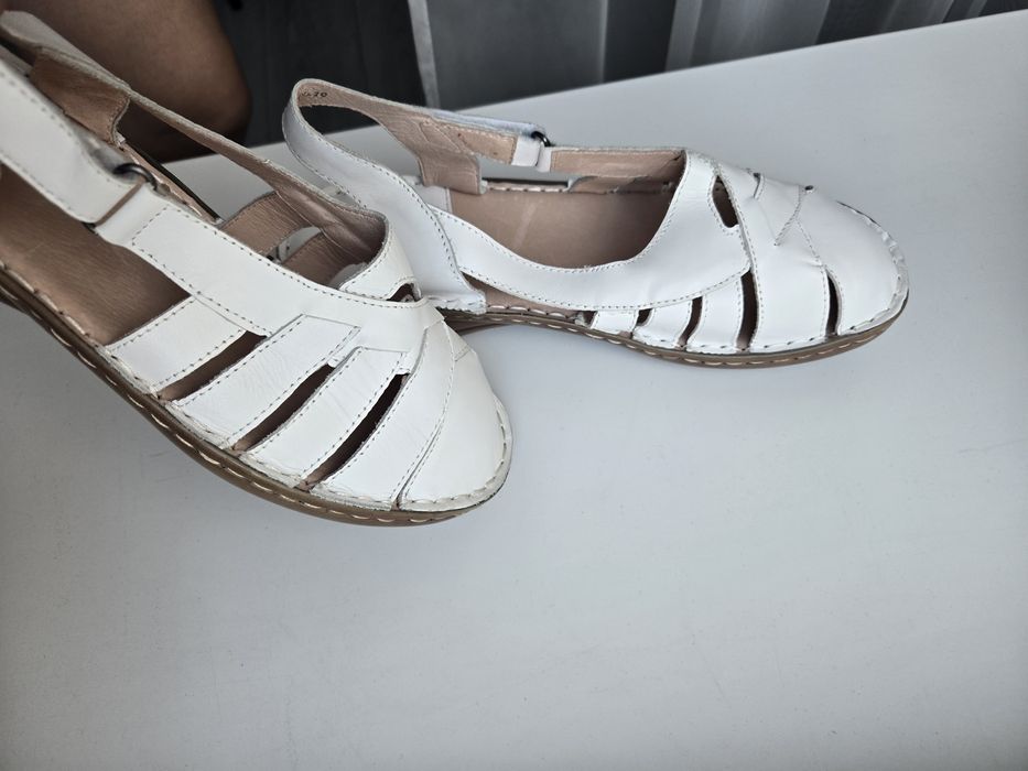 Продам сандалии женские