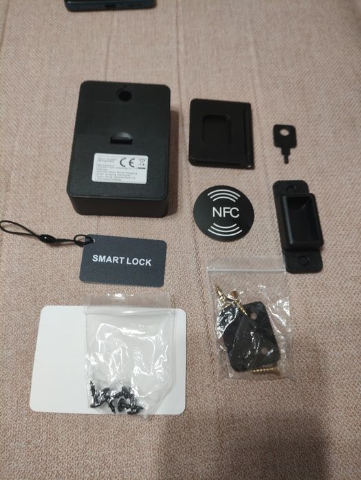 încuietoare inteligentă pentru dulapuri sau sertare, funcționând prin tehnologie NFC și RFID.