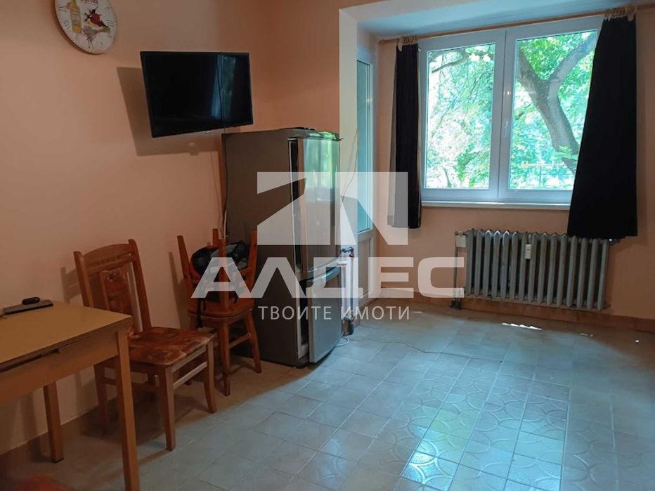 Продава се непреходен двустаен ап. в кв. Изток!