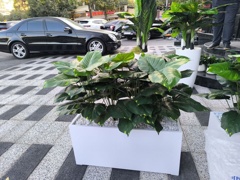 Искусственный цветы и кашпо деревянные из мдф