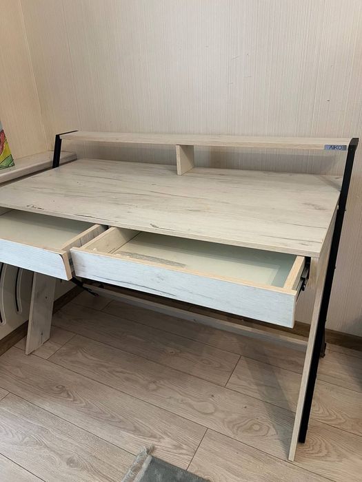 Письменный стол.