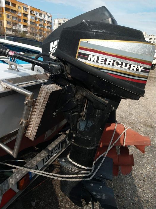 Продавам лодка с колесар каюта мотор 85коня