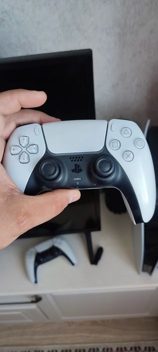 Продам Ps5 купил почти не играл