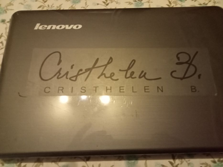 Vând laptop Lenovo semnat Cristhelen.B