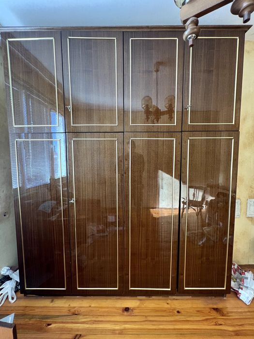 Комплект  за спалня (гардероб, тоалетка и две нощни шкафчета)