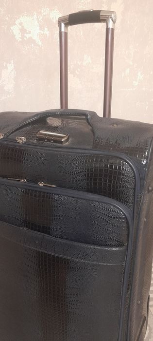 Чемодан с колёсиком