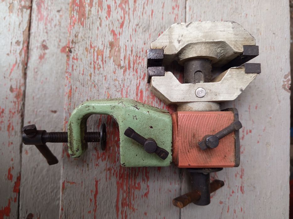 Продам тиски настольные