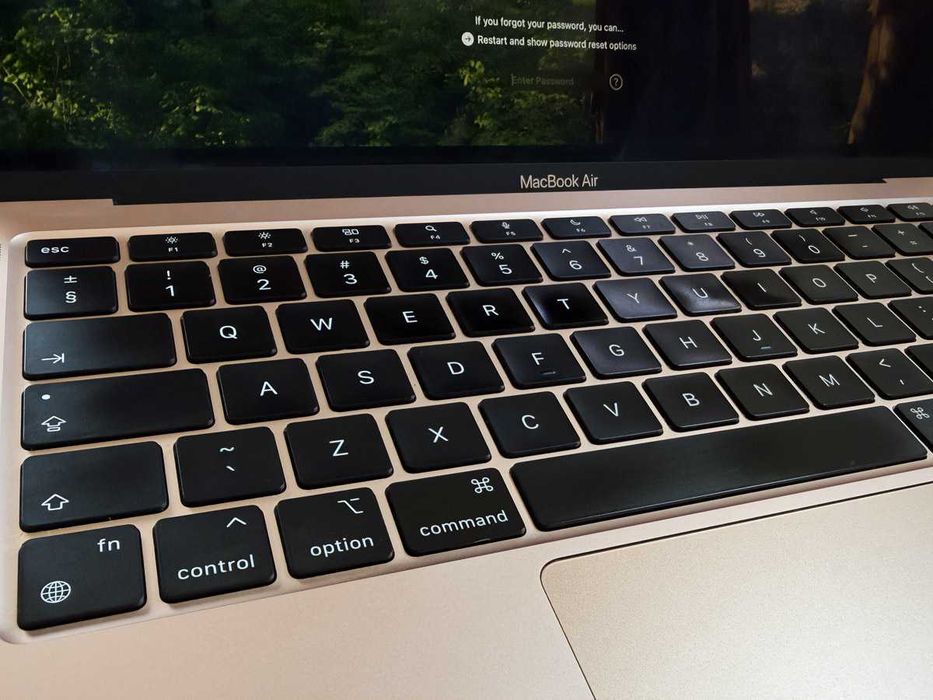 Vand MacBook Air 13" Gold (M1, 256 GB SSD, 8 GB RAM) in stare impecabila