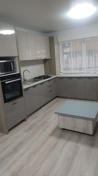 Închiriez apartament.