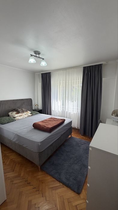 Apartament de inchiriat cu 2 camere, decomandat, etajul 1, str. Victoriei, balcon inchis, 52 mp