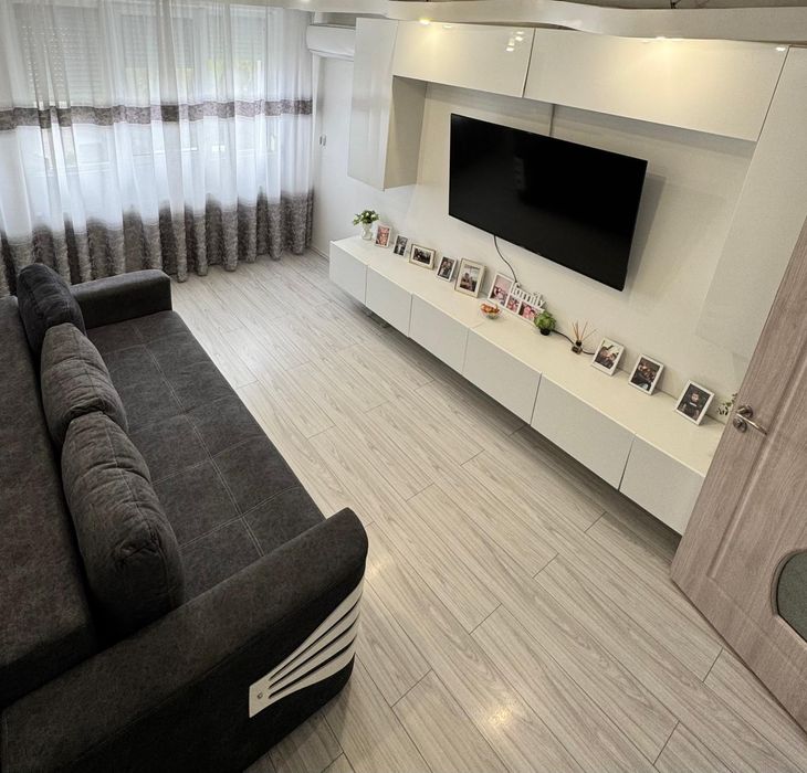 Vând apartament decomandat