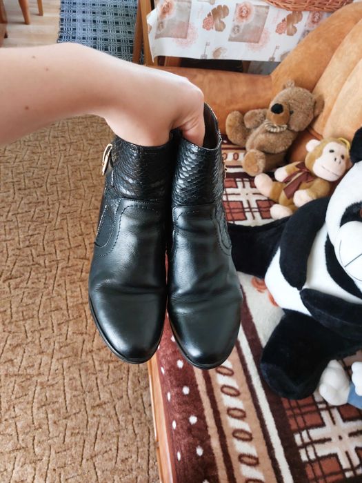 Vand botine de piele naturala
