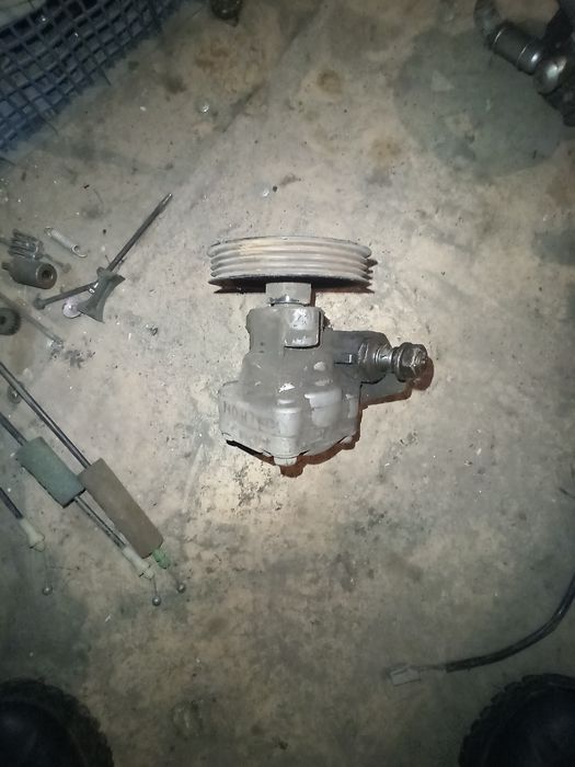 Насос гидроусилителя.