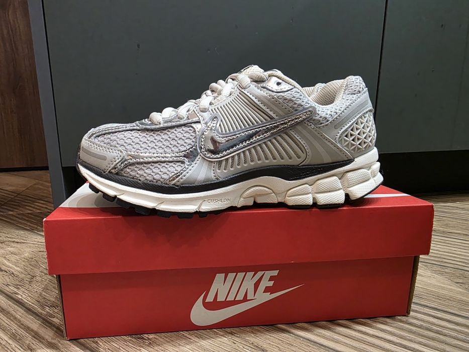 Дамски маратонки NIKE VOMERO 6