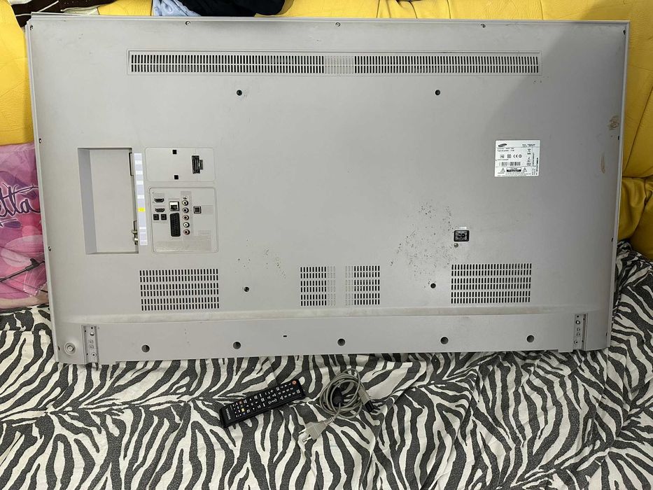 samsung 55 de culoare alb lucios fata mat spate lateral unghi inchis