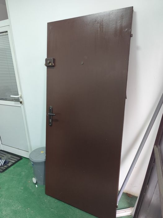 Входна врата за апартамент