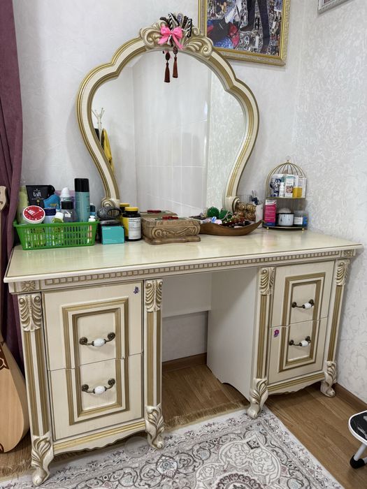 Продаю спальный гарнитур.