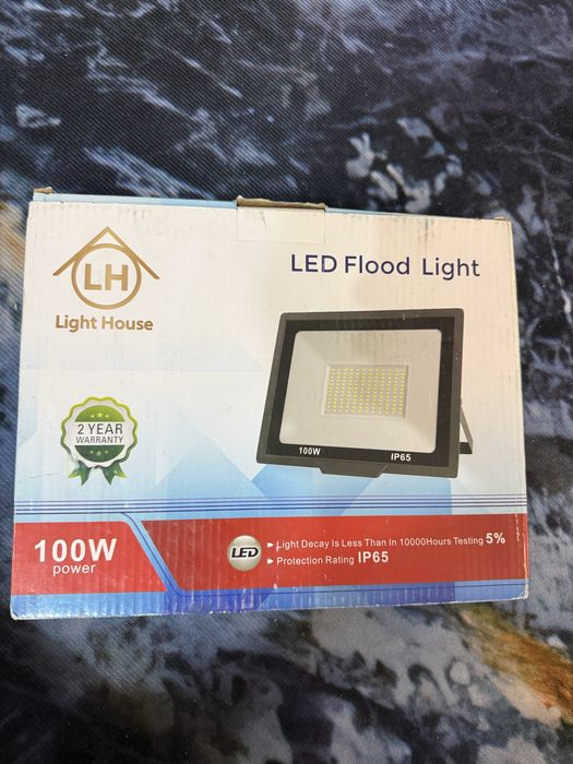 LED прожектор новый