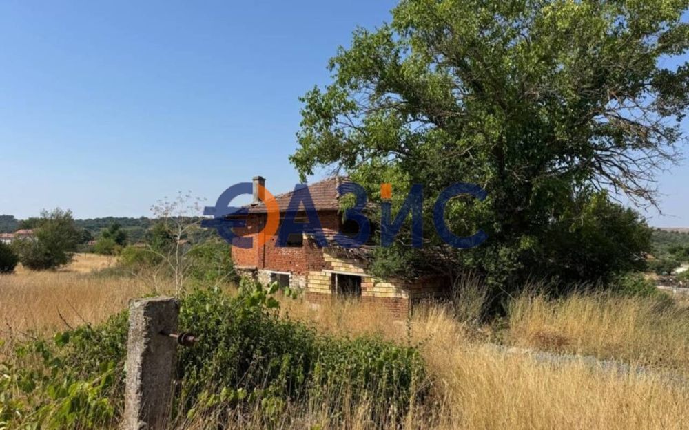 Къща за основен ремонт, 120 кв.м. + 2150 кв.м. двор, с. Загорци,