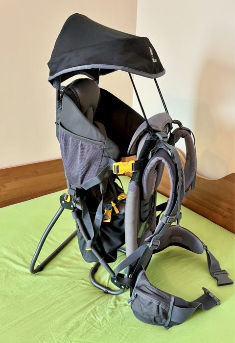 deuter, туристическа раница за носене на дете, с бебе в планината